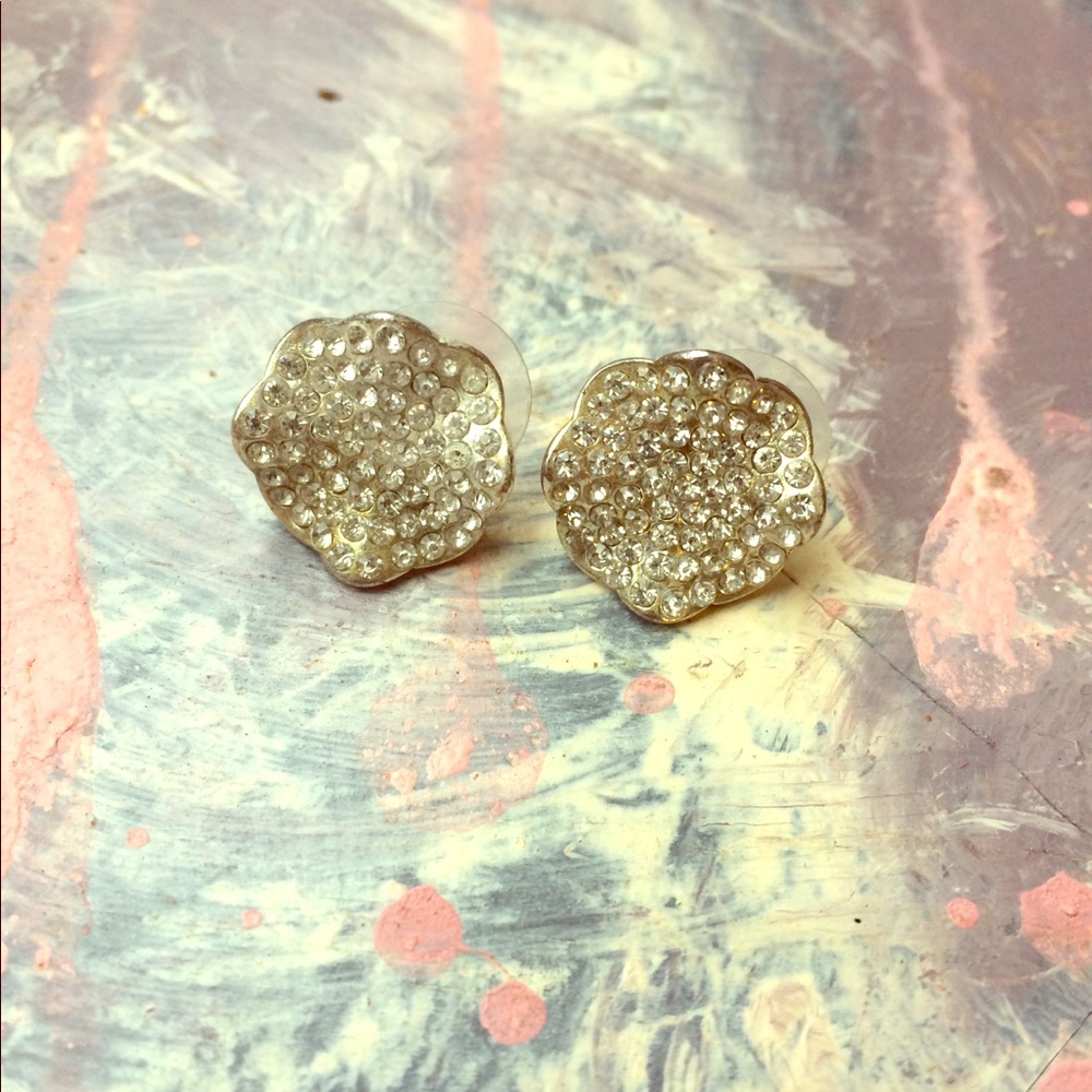 Scattered crystal earrings studs